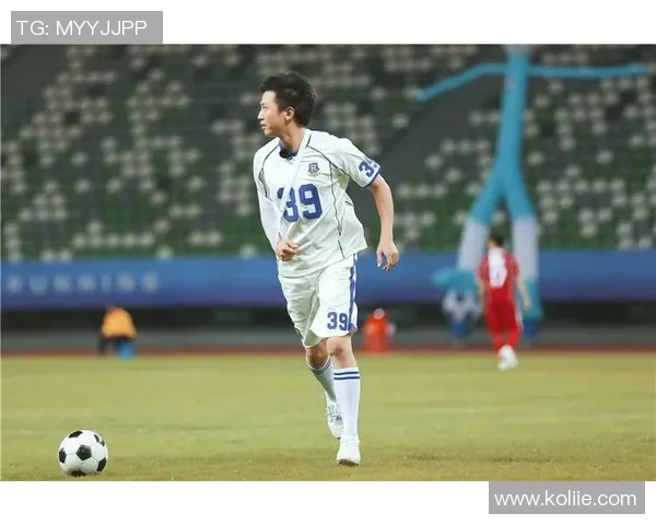 足球明星化身面试官挑战职场新人展现非凡魅力与智慧