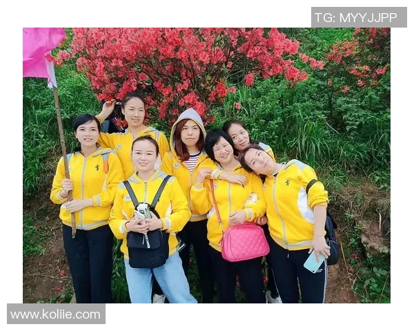 女生足球组队新风潮打破传统界限展现青春活力与团队精神